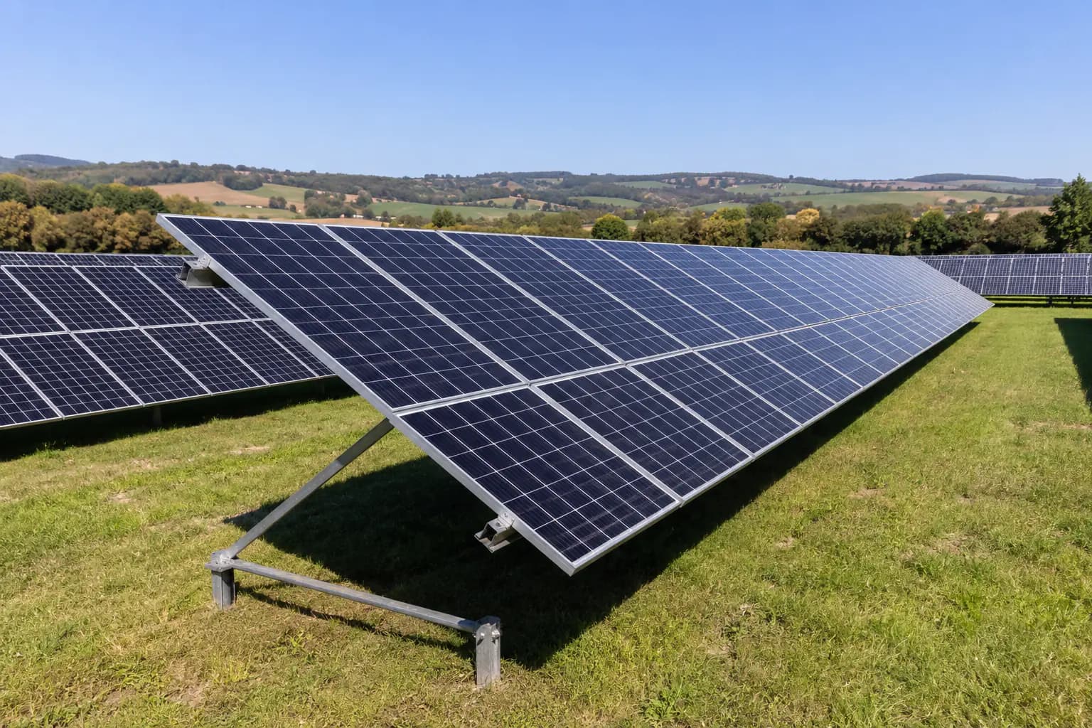 Installation de panneaux photovoltaïques sur un terrain — vue d'ensemble du chantier